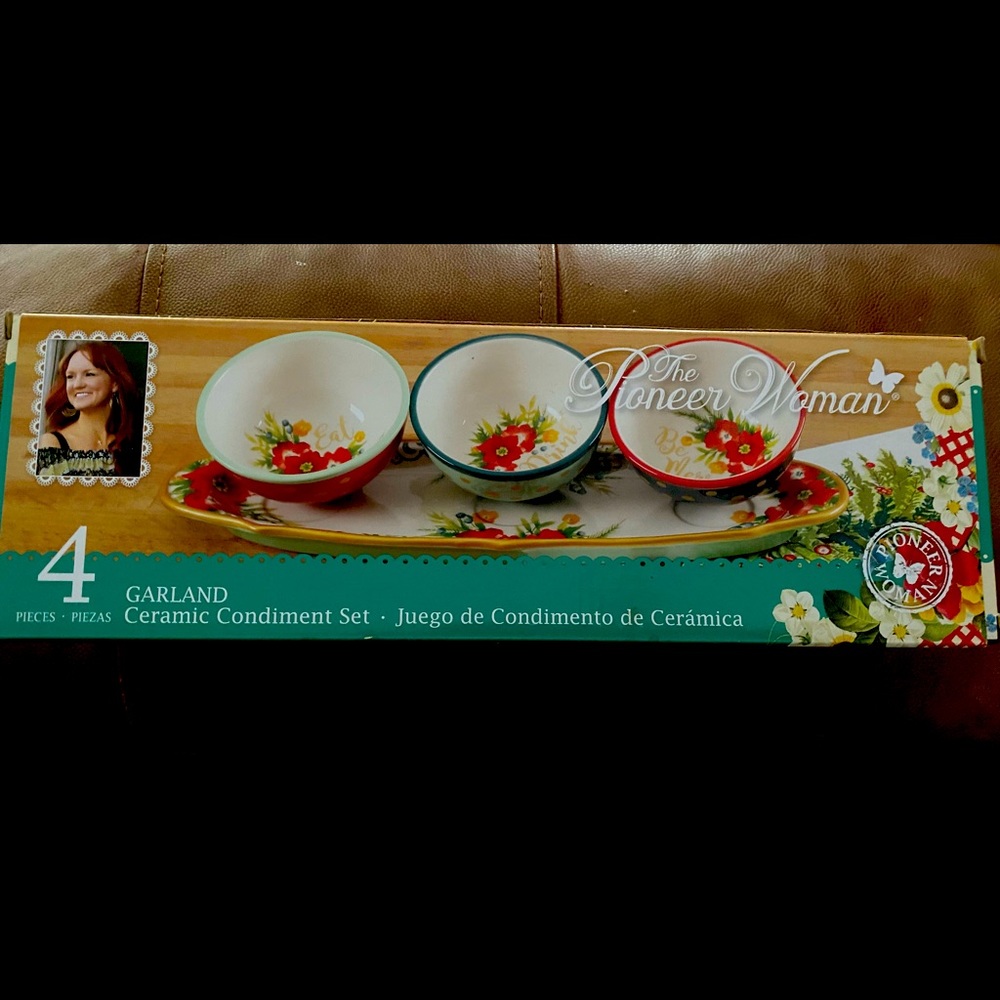 The Pioneer Woman 4 piece Garland Ceramic Condiment Serving Bowl set